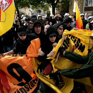 Friedrichshafen, 08.10.2005. Gegen angebliche Polizeigewalt demonstrieren in Friedrichshafen rund 190 »Autonome Nationalisten«.