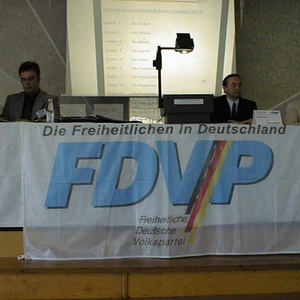 Roman Gleißner (2.v.l.) und die Landtagsabgeordneten Helmut Wolf (2.v.r.), Claus-Dieter Weich (1.v.r.) beim FDVP-Bundesparteitag am 7. Mai 2000 in Kleinjena