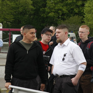 Tony Gerber (weißes Hemd), früherer Bekannter André Emingers und heute Kader der "Identitären Bewegung Sachen". Hier als Ordner auf einem von NPD und "Nationalen Sozialisten Zwickau" organisierten Aufmarsch am 1. Mai 2010 in Zwickau.