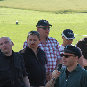 Christian Malcoci (mit Ordnerbinde), Hans-Robert Klug (rechts daneben) und Ralph Tegethoff (am Mikrofon) beim Aufmarsch am 27. Mai 2005 in Marienfels