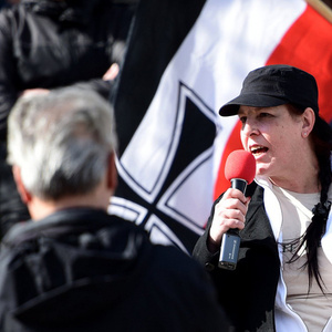 Maria-Luise Süss-Lindert als Rednerin bei Neonazidemonstration am 18. April 2015 in Gotha