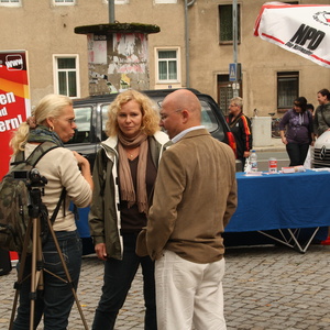 Die Zwillingsschwestern Karin (links) und Birgit Fechner am 18.08.2010 bei einer Solidaritätskundgebung für Lutz Battke in Laucha im Gespräch mit Matthias Heyder.