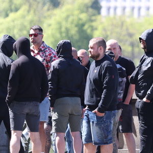 Filip Vávra (mit bunten Hemd) in der Nähe der antifaschistischen Demonstration in der Prager Innenstadt.