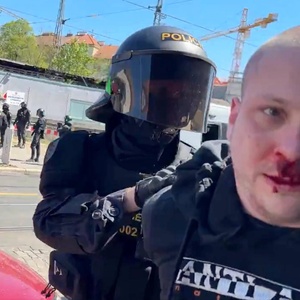 Verletzter Neonazi nach dem Angriff auf das "Eternia"