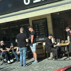Wiener Neonazis, u.a. Markus K. (im Rollstuhl) und Bernhard B. (3.v.l. mit Schiebermütze) nach dem Angriff auf das "Eternia" in einer nahen Kneipe, u.a. mit Vlastimil Pechanec (Bildmitte, am Tisch links).