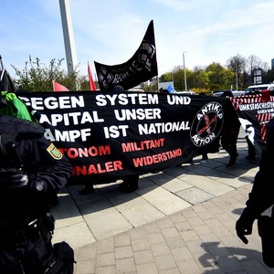Selbstinszenierung des AAK bei einer Neonazi-Demonstration am 1. Mai 2015 in Plauen.
