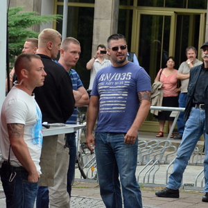 Der Magdeburger Neonazi Andy Knape (links im weißen Shirt) bei einer NPD-Kundgebung in Leipzig.