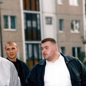 Uwe Mundlos (mitte) gemeinsam mit dem späteren NSU-Unterstützer André Kapke (rechts) im September 1996 bei einem Gerichtsprozess gegen den früheren Rechtsterroristen Manfred  Roeder in Erfurt.