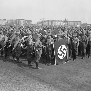 SA-Fahnenweihe auf dem Tempelhofer Feld in Berlin, 1933.