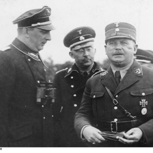 Der Stabschef Hauptmann Ernst Röhm, (rechts) der Reichsführer der SS. Heinrich Himmler, (mitte) und der Gruppenführer der Gruppe Ost der SS. Kurt Daluege, (links) beim Gespräch im Lager in Döberitz.