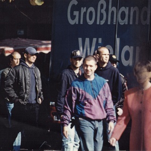 Carsten Szczepanski (vorne mit Trainingsjacke) und Ralf L. (links dahinter) waren 1992 Beschuldigte in einem Ermittlungsverfahren gegen einen deutschen KKK.