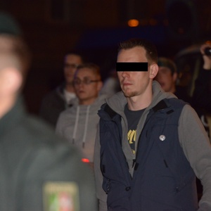 Der Angeklagte Christian H. (mitte) bei einem Neonaziaufmarsch in Aachen am 29. März 2014.