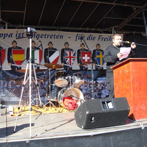 Transparent "Europa ist angetreten - für die Freiheit" beim neonazistischen "Fest der Völker".