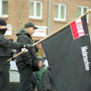 Der Hamburger Neonazi Thorsten de Vries (Redner)war Teilnehmer des digitalen rechten Hooligan Bündnises gegen Salafisten.
