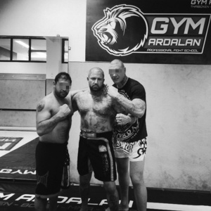 Gemeinsames Mixed Martial Arts-Trainig in einem Hamburger Gym. Frank Kortz (mitte) und Wolfgang B. (rechts).