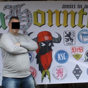 Das Hooligan-Netzwerk der GnuHonnters war durch Mitglieder im rechten Hooligan Bündnis vertreten. Hier posierte ein Darmstadter Aktivist der GnuHonnters vor einem Gruppen-Transparent.