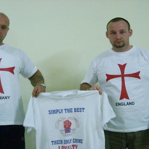 Paul Ray (rechts) und Nick Greger (links) posieren im Internet mit einem Loyalisten-T-Shirt. blogspot.de