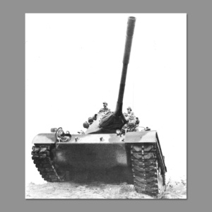 Hoffmann posiert in »Kommando – Zeitung der WSG für  den europäischen Freiwilligen« Nr. 5 / September 1979 auf  einem Panzer. (Faksimilie)
