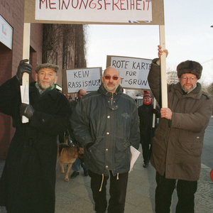 Horst Mahler (vorne mitte) im Februar 1999 in Berlin bei seiner ersten Montagsdemonstration »Unser Land – Deutsche Revolution 2. Teil« gegen die Einführung der doppelten Staatsbürgerschaft.