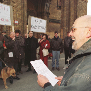 Horst Mahler (rechts) hält eine Rede vor Torsten Witt und Rene Bethage im Februar 1999 in Berlin bei seiner ersten Montagsdemonstration »Unser Land – Deutsche Revolution 2. Teil« gegen die Einführung der doppelten Staatsbürgerschaft.