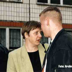 Anfang 1993 besuchte die Ministerin Angela Merkel einen Magdeburger Jugendclub. Dieser Jugendklub wurde damals von den lokalen antifaschistischen Gruppen als Neonazi-Treffpunkt eingestuft.