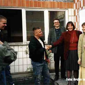 Anfang 1993 besuchten die Ministerinnen Angela Merkel und Sabine Leutheusser-Schnarrenberger einen Magdeburger Jugendclub. Dieser Jugendklub wurde damals von den lokalen antifaschistischen Gruppen als Neonazi-Treffpunkt eingestuft.