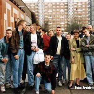 Anfang 1993 besuchten die Ministerinnen Angela Merkel und Sabine Leutheusser-Schnarrenberger einen Magdeburger Jugendclub. Dieser Jugendklub wurde damals von den lokalen antifaschistischen Gruppen als Neonazi-Treffpunkt eingestuft.