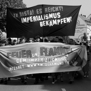 Aufmarsch unter dem Motto: »Nie wieder Krieg, nach unser’m Sieg« am 3. September 2005 in Dortmund.