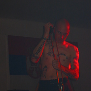 Der Oidoxie-Sänger Marko Gottschalk präsentiert sein "Combat 18" Tattoo.