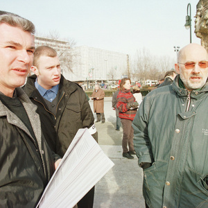 Horst Mahler (vorne rechts) und Olaf Hempelmann (vorne links) im Februar 1999 in Berlin bei seiner ersten Montagsdemonstration »Unser Land – Deutsche Revolution 2. Teil« gegen die Einführung der doppelten Staatsbürgerschaft.