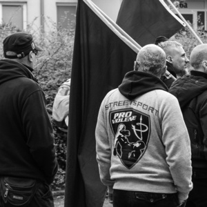 Mit einem Pullover der rechten Hooligan-Marke "Pro Violence" bekleideter Teilnehmer an einem Neonazi-Aufmarsch am 1. Mai 2015 in Neubrandenburg.