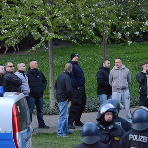 Die Leipziger Alt-Hooligans Riccardo Sturm (mit Wollmütze) und Kevin D. (4.v.l.) im Umfeld einer LEGIDA Demonstration.