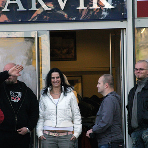 Anlässlich einer antifaschistischen Demonstration in Dresden am 18. Oktober 2008, posierte die lokale »Thor Steinar« Laden Crew vor ihrem Geschäft »Larvik«.