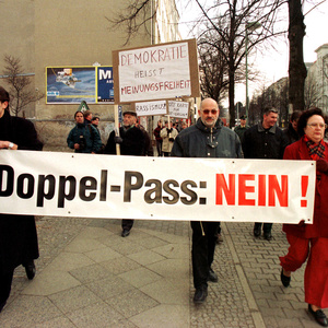 Horst Mahler (vorne mitte) und Torsten Witt (vorne links) im Februar 1999 in Berlin bei seiner ersten Montagsdemonstration »Unser Land – Deutsche Revolution 2. Teil« gegen die Einführung der doppelten Staatsbürgerschaft.