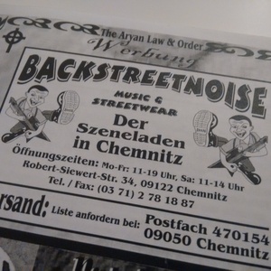 Werbeanzeige für den von Hendrik Lasch betriebenen und bis heute bestehenden rechten Szeneladen "Backstreetnoise" aus Chemnitz. Die Anzeige stammt aus einem von den Eminger-Brüdern im Jahr 1999 veröffentlichten Fanzine "The Aryan Law & Order".
