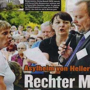 Die frühere Neonazi-Aktivistin Daniela F. (Bildmitte) trat auf der Informationsveranstaltung in Berlin-Hellersdorf an die Medienöffentlichkeit.