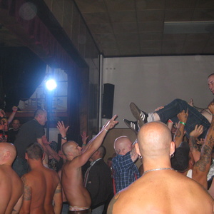Thomas D. alias "Duchin" (Oben im Publikum) versuchte einen Auftritt von "Punkfront" in Prag zu organisieren.