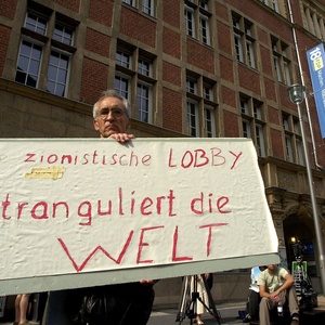 Im Mai 2002 trat Czolbe-Senft vor der FDP-Zentrale in Berlin mit einem antisemitischen Schild vor die Presse.