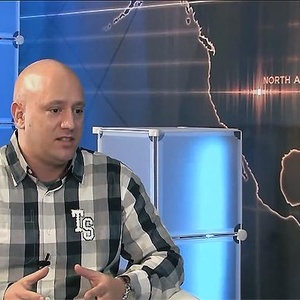Der angebliche Neonazi-Aussteiger Nick Greger im Hemd "Nordmark" der Marke "Thor Steinar" beim Interview mit dem rechten Publizisten Jürgen Elsässer.