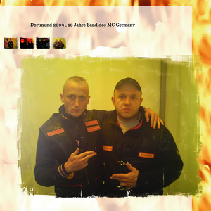 Die Neonazis Niels Holm (links) und Alexander Hardt (rechts) posieren auf der Homepage der »Contras Neumünster«.