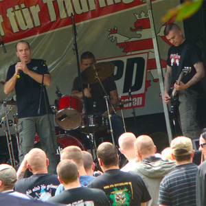 Auftritt der Hammerskinband »Jungsturm« auf einem NPD-Festival 2008 in Thüringen. Links (mit Mikrophon) der Frontmann Frank Molina.