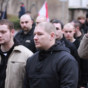 Malte Redeker aus Ludwigshafen (im Vordergrund mit dunkler Jacke) ist eine führende Person der deutschen Hammerskins, hier auf einem Neonazi-Aufmarsch 2009.