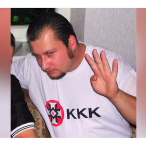 Achim Schmid, Gründer einer deutschen KKK-Gruppe, spielte in mehreren RechtsRock Bands mit. Er soll ein V-Mann gewesen sein. | Screenhot von Bild.de