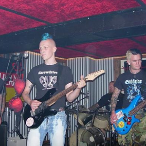 Punkfront-Musiker Patrick C. bei einem Auftritt im T-Shirt der neonazistischen Band "Screwdriver".