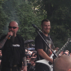 Der RechtsRock-Sänger Michael Regener (links) bei einem Auftritt seiner Band im Sommer 2009.