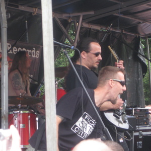 RechtsRock Musiker von "Die Lunikoff Verschwörung" bei einem Auftritt der Band im Sommer 2009.