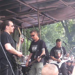 RechtsRock-Musiker von "Die Lunikoff Verschwörung" bei einem Auftritt der Band im Sommer 2009.