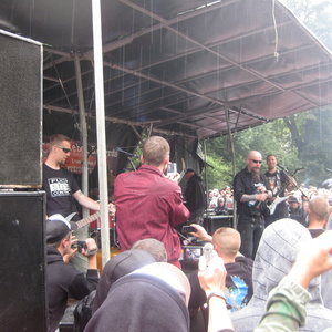 RechtsRock-Musiker von "Die Lunikoff Verschwörung" bei einem Auftritt der Band im Sommer 2009.