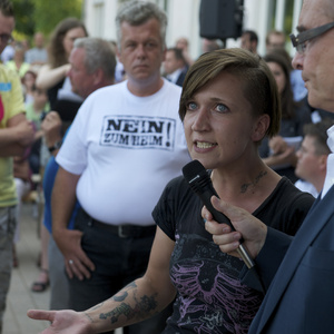 Die Landesvorsitzende der NPD-Unterorganisation "Ring Nationaler Frauen" (RNF), Maria  Fank, spricht bei der Informationsveranstaltung des Bezirks am 9. Juni 2013 in Berlin.