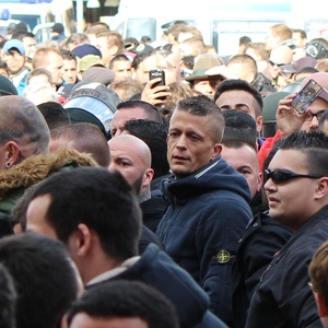 Der NPD-Kandidat aus Worms Michael Weick (rechts mit Sonnenbrille) bei den Protesten gegen Salafisten in Mannheim.